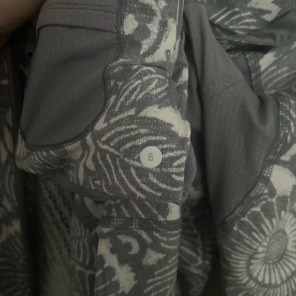 Lululemon women’s Printed Travel to Track Jacket Size 8 - Picture 4 of 4